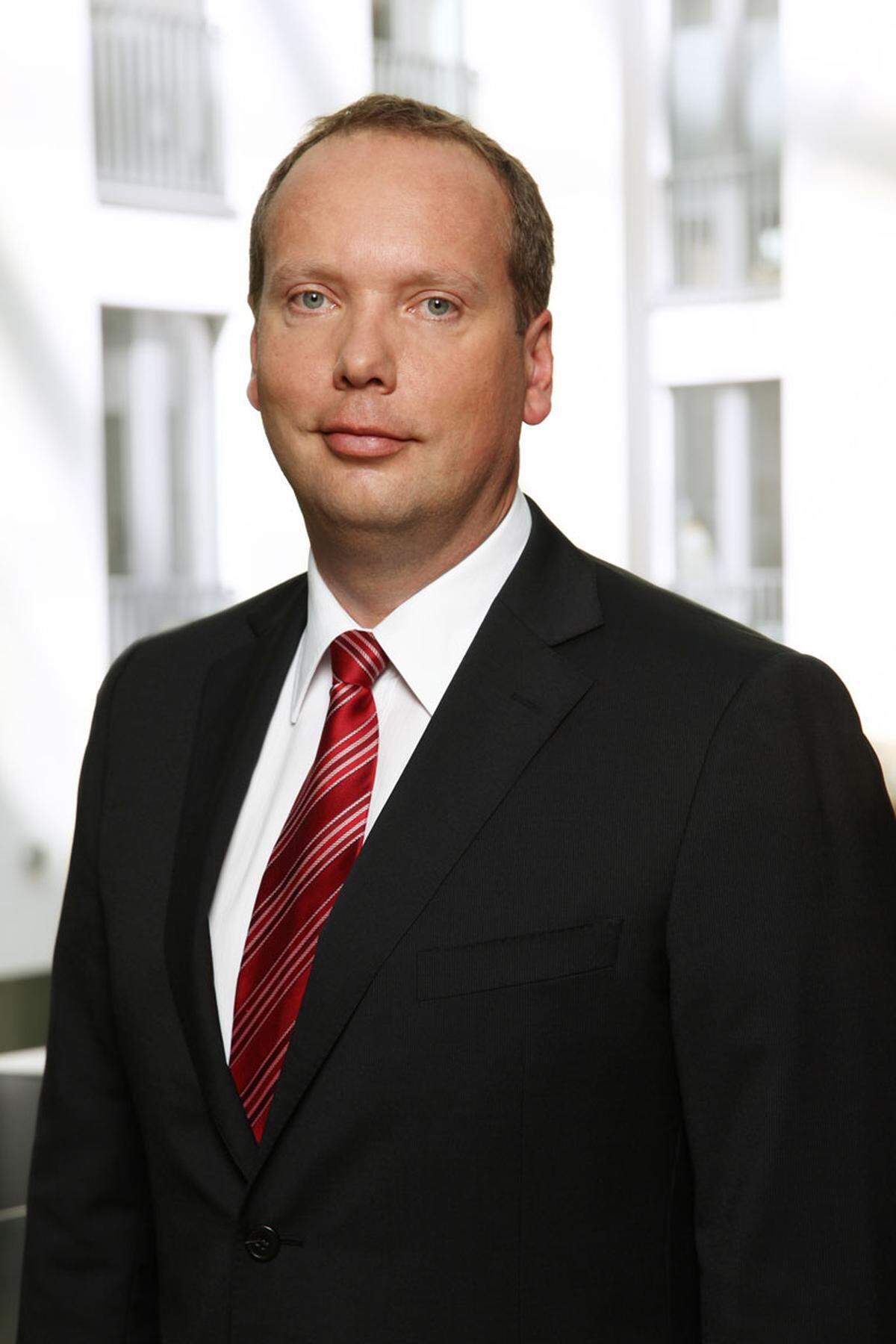 Walter Bohmayr (45), verantwortlich für Risikomanagement sowie Operations &amp; IT in CEE, steigt bei The Boston Consulting Group (BCG) zum Senior Partner auf. Er ist bereits seit 1999 Unternehmensberater bei BCG. Er startete seine Karriere in Zürich. Seit 2007 ist er Partner bei BCG Wien und berät überwiegend europäische Banken.