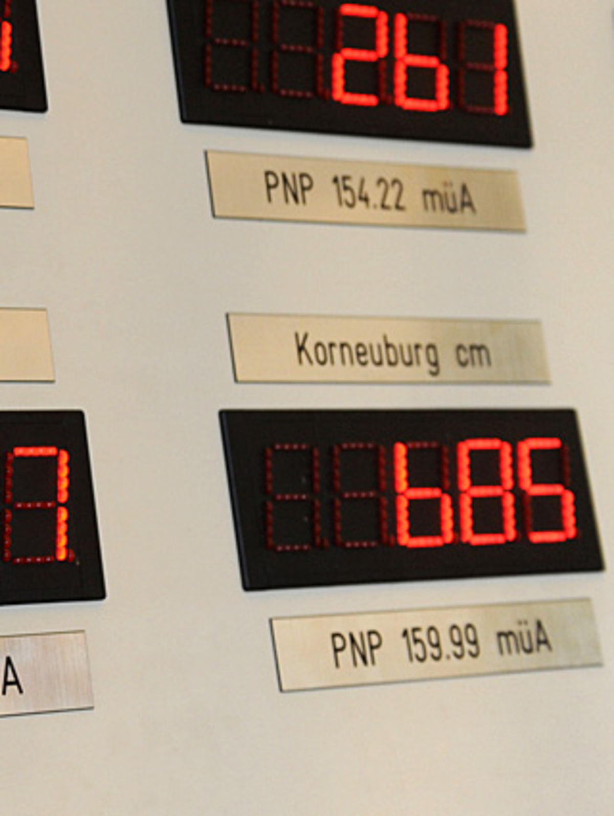 Eine Anzeige ist dabei besonders wichtig: Korneuburg, der letzte verfügbare Wert, bevor die Donau Wien erreicht. Sobald dort die 4,80-Meter-Marke überschritten wird, wird Klikovits verständigt und sperrt das Einlaufbauwerk auf. Ab 5,30 Meter schwappt das Wasser in Langenzersdorf über die Wehre. Steigt der Pegel weiter, öffnet Klikovits die Wehre. Dabei gibt er den Öffnungsgrad (anfangs sind das wenige Zentimeter, diese Wochen waren es über drei Meter) in den PC ein und drückt gleichzeitig auf einem altmodischen Pult auf einen weißen runden Knopf. „Doppelte Absicherung“, sagt er.