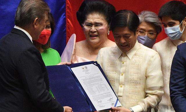 Ferdinand Marcos wurde Präsident der Philippinen - in Anwesenheit seiner Mutter, Imelda Marcos.