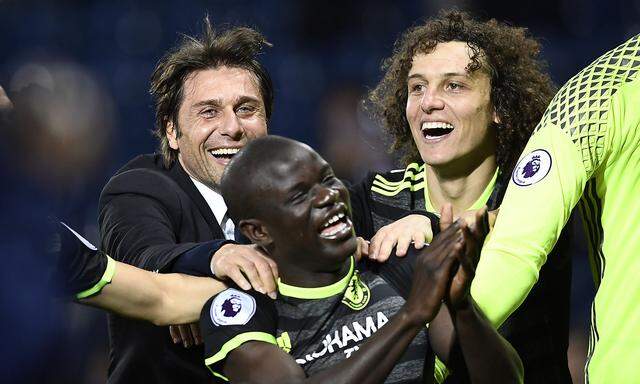 Chelsea manager Antonio Conte celebrates with David Luiz and N'Golo Kante after winning the Premier League title