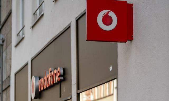 Mit einem Sparpaket will der Telekommunikationsanbieter Vodafone Deutschland rund 2000 Stellen einsparen und verlagern.