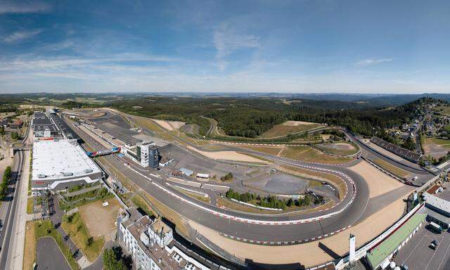 Luftbild-Panorama des Nuerburgrings mit der Grand-Prix-Strecke, Teilen der Nordschleife und dem Freizeitpark Nuerburgring