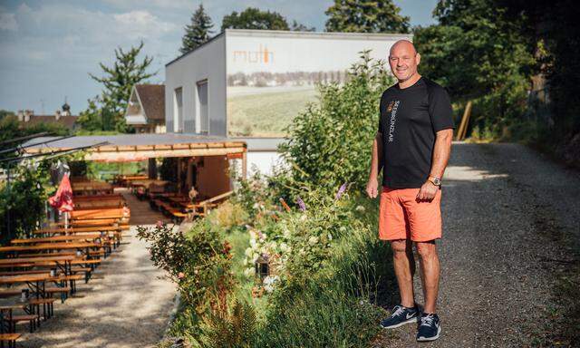 Josef Möth, der einzige Haupterwerbswinzer in Vorarlberg, vor seinem Heurigen in Bregenz. Im August will er das zweite Weinfass aus dem Bodensee holen.