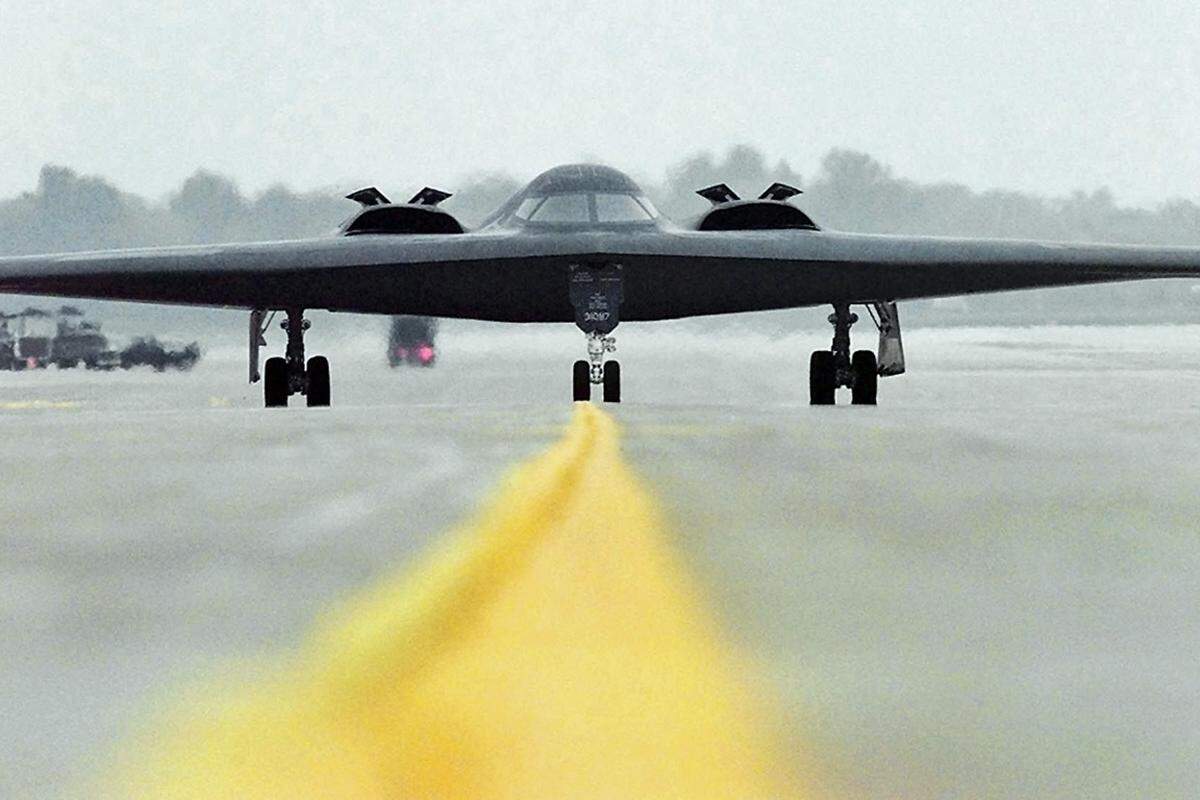 Der als Nurflügler - ein Flugzeug ohne separates Höhenruder - ausgelegte B-2 gilt als teuerstes Kampfflugzeug der Welt. Der Stückpreis liegt bei über zwei Milliarden Dollar.