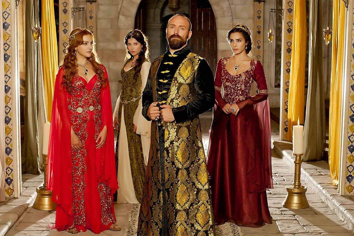Wenig gefallen fand der türkische Premier auch an der so beliebten TV-Serie über Sultan Suleyman den Prächtigen - wegen grober Geschichtsverfälschung, wie Erdogan meint: Der Sultan habe 30 Jahre seines Lebens auf dem Pferderücken verbracht und sich nicht, wie in der Serie dargestellt, die halbe Zeit im Sultanspalast und im Harem herumgetrieben: "Einen solchen Sultan hat es nicht gegeben." Er verurteile die Regisseure dieser Serie und erwarte von den Gerichten, die nötigen Urteile.