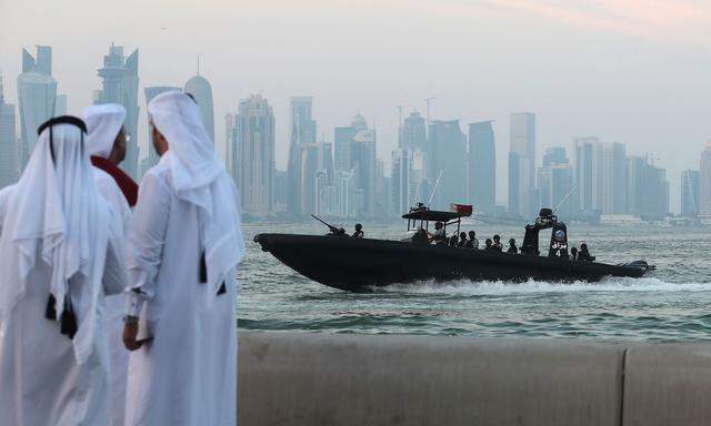 Spezialeinheiten der katarischen Marine üben vor der Küste Katars. Im Hintergrund die Skyline der Hauptstadt Doha.