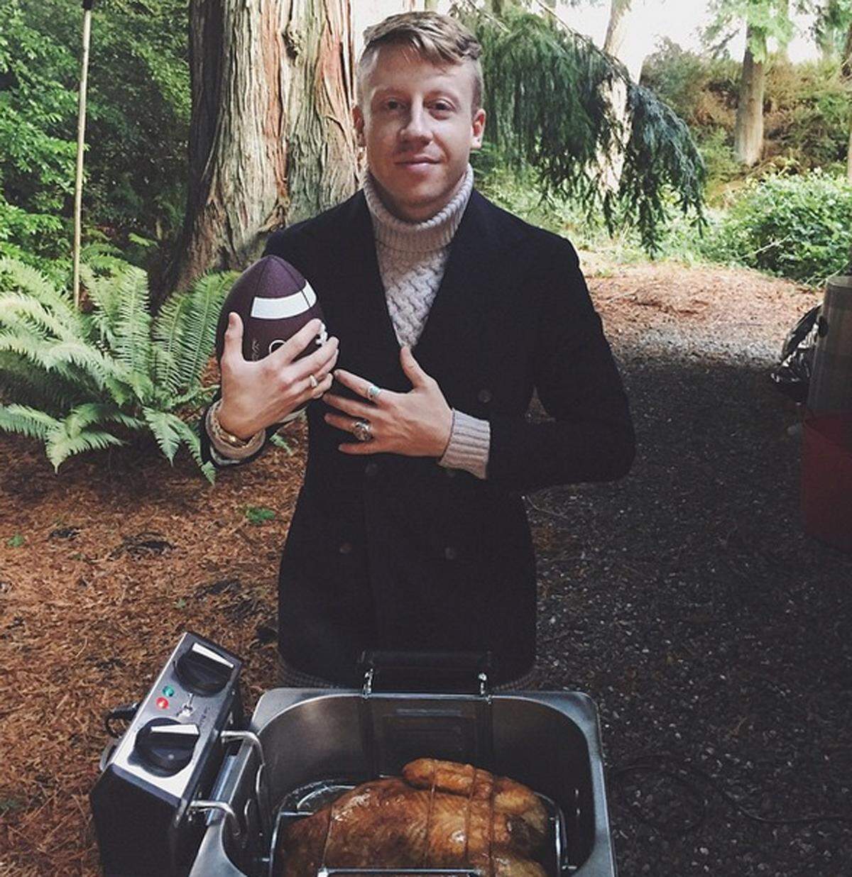 Rapper Macklemore posierte mit Football und Truthahn.