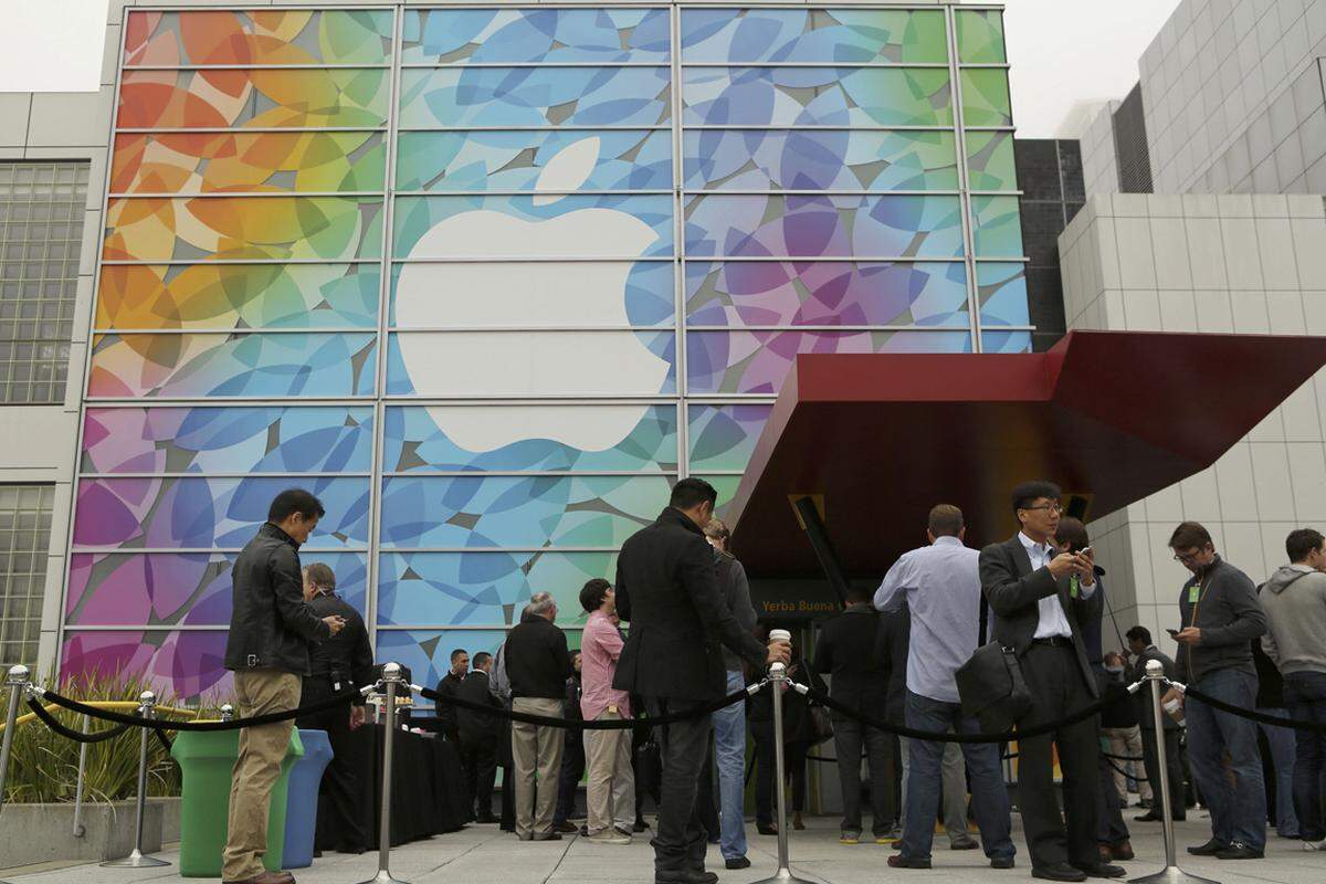 Apple hat das Yerba Buena Center in San Francisco für sein traditionelles Herbst-Event dekoriert. Vor dem Eingang bildete sich eine Schlange, obwohl nur ausgewählte Gäste Zutritt haben, wenn der US-Konzern seine neuen Tablets zeigt.