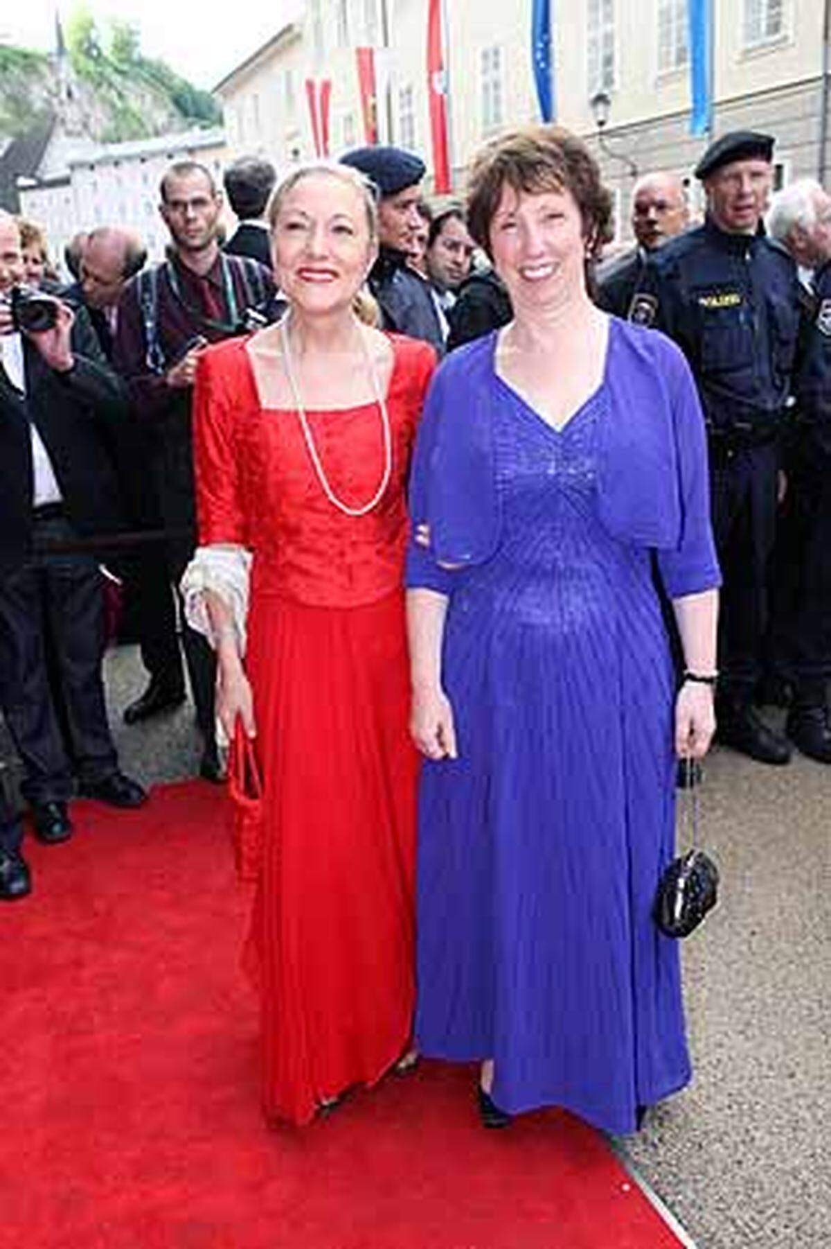 Ein farbenfrohes Duo: Kommissarin für Außenbeziehungen und europäische Nachbarschaftspolitik Benita Ferrero-Waldner (links) und Baroness Cathrin Ashton.