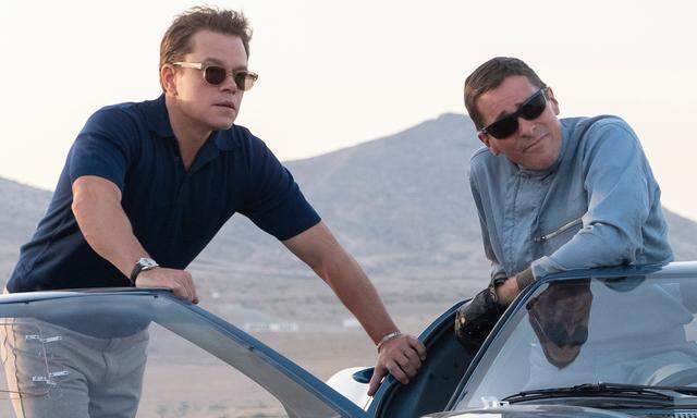 Dort vorne liegt die perfekte Runde: Matt Damon als Carroll Shelby (li.), Christian Bale als Rennfahrer Ken Miles in „Ford v Ferrari“.