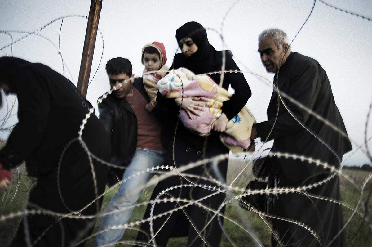Syrien/Türkei, 2012Flucht über Stacheldraht: Hunderttausende sind vor dem Krieg in Syrien geflohen.Und Millionen irren zwischen den Fronten umher, kaum erreichbar für Helfer.Foto: Alessio Romenzi/Corbis Images