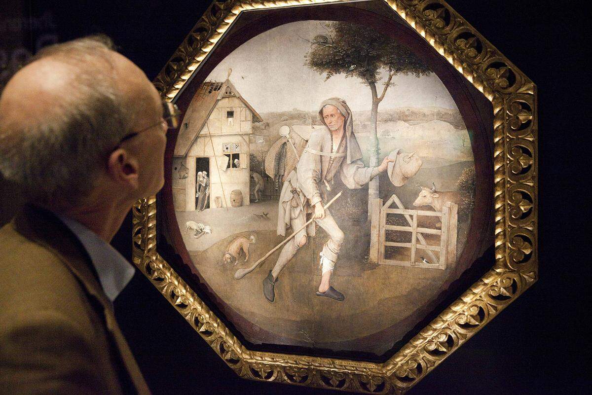 Dieses Gemälde ist auch als "Der Wanderer", "Der verlorene Sohn" und "Der Landstreicher" bekannt. Es dürfte Teil eines Triptychons gewesen sein. Spannend sind auch die Szenen im Hintergrund: In der Haustür steht ein Paar in anzüglicher Pose, um die Ecke pinkelt an Mann an die Hausmauer. "Der Hausierer", um 1500