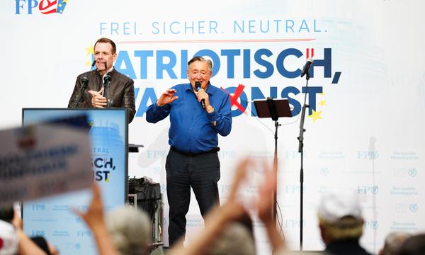 (vlnr) Spitzenkandidat Harald Vilimsky (FPÖ) und Baumeister Richard Lugner am Freitag im Rahmen des FPÖ Wahlkampfauftakts in Wien. 