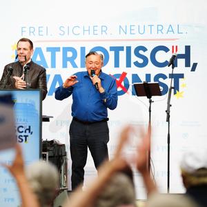 (vlnr) Spitzenkandidat Harald Vilimsky (FPÖ) und Baumeister Richard Lugner am Freitag im Rahmen des FPÖ Wahlkampfauftakts in Wien. 