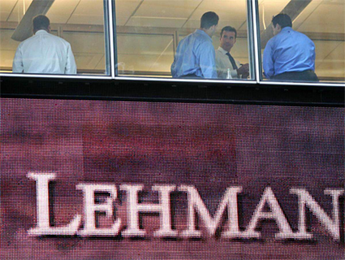 Bei Lehman Brothers wollte man davon nichts wissen. Als im Sommer 2007 der US-Hypothekenmarkt einbrach und erstmals von einer Kreditklemme die Rede war, protzte man bei Lehman weiter damit, bestens gerüstet zu sein.Erste Quartalsverluste in Milliardenhöhe bei Merrill Lynch und Morgan Stanley wurden höhnisch kommentiert. Als auch die eigenen Zahlen einbrachen, wurde die Zuverlässigkeit des Risikomanagements betont.