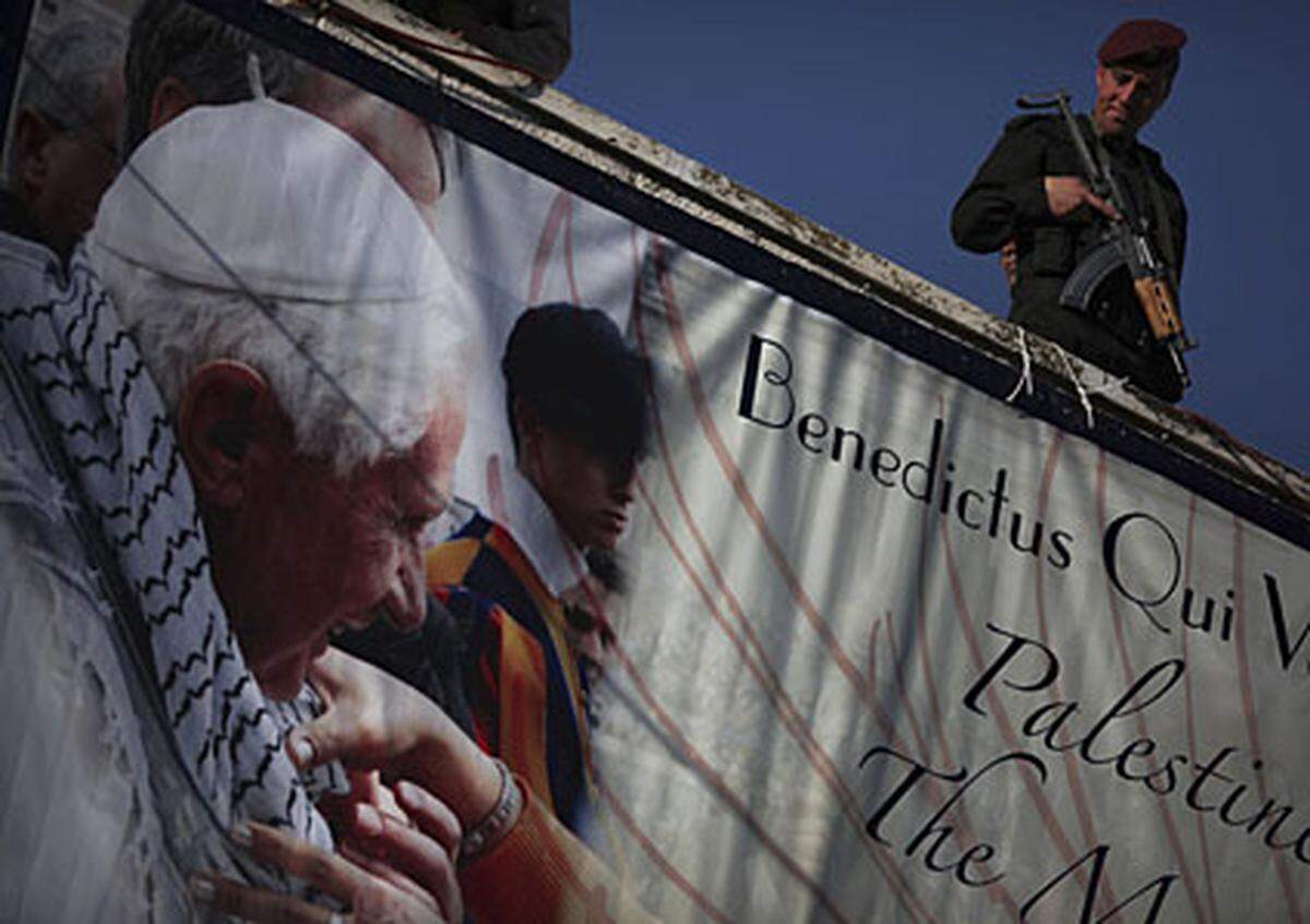 Benedikt XVI. drückte seine Solidarität mit den Palästinensern und ihrem Leid aus. "Ich weiß, wie viel ihr gelitten habt", sagte das Kirchenoberhaupt. "Mein Herz ist mit all den Familien, die ihr Zuhause verloren haben".