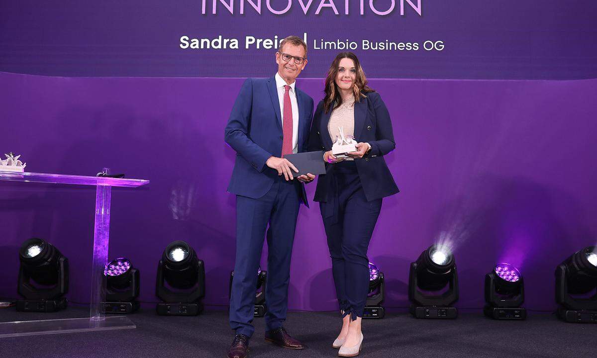 Andreas Rast, Die Presse, gratuliert der Gewinnerin in der Kategorie Innovation: Sandra Preiss, Limbio Business OG