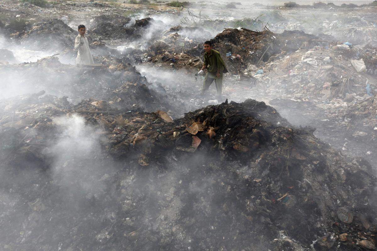 Buben sammeln verwertbaren Müll in den Müllbergen vor der Stadt Karachi in Pakistan. Aufnahme vom 22. April 2013.