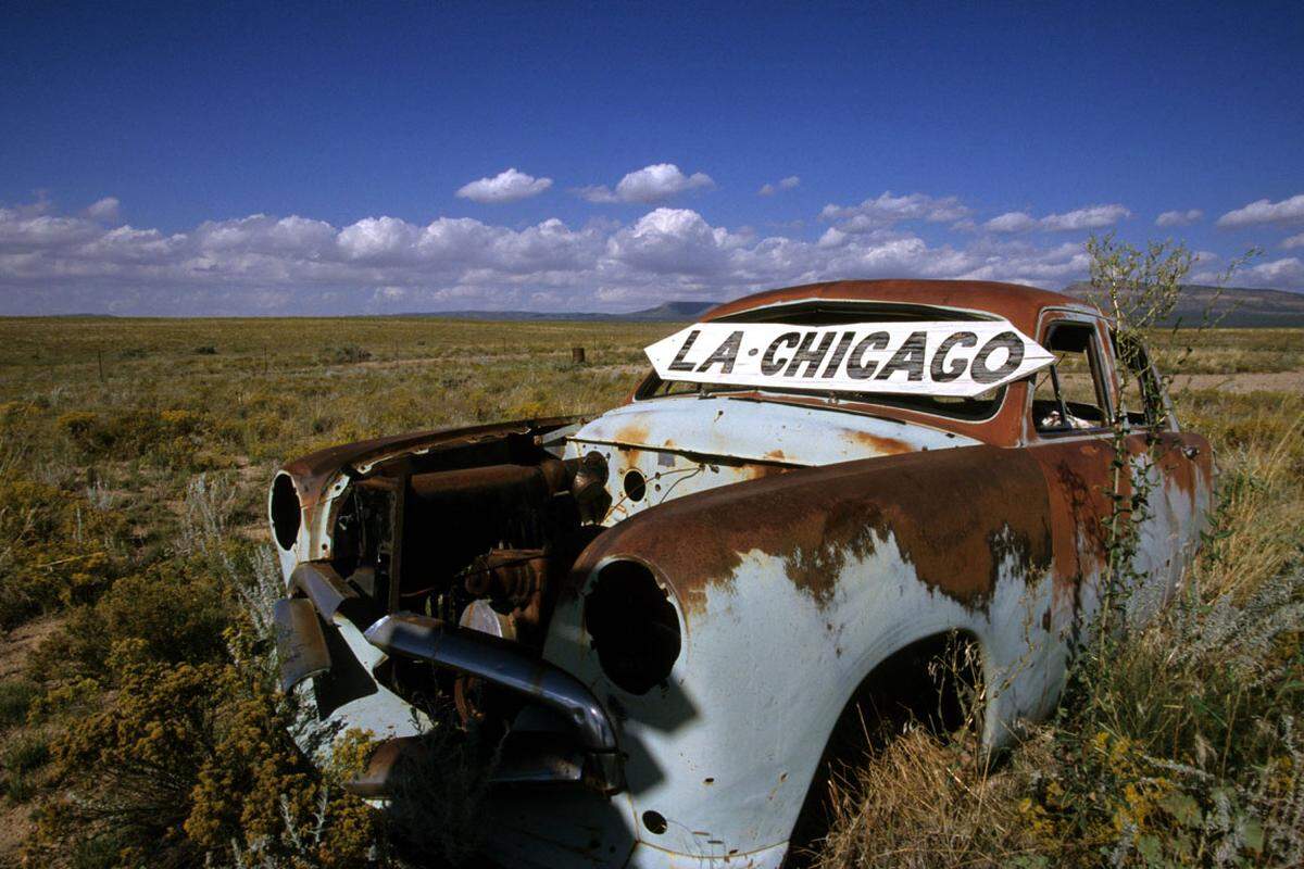 Die Route 66 ist 2448 Meilen (fast 4000 Kilometer) lang und reicht von Chicago (Illinois) nach Santa Monica (Kalifornien). Sie war eine der ersten durchgehend befestigten Straßenverbindungen zur US-amerikanischen Westküste.