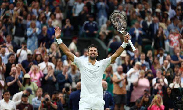 Novak Djokovic jubelt über den Halbfinalsieg in Wimbledon.