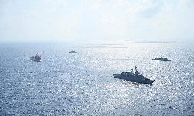Aufmarsch im Mittelmeer. Türkische Kriegsschiffe begleiten Forschungsschiff.