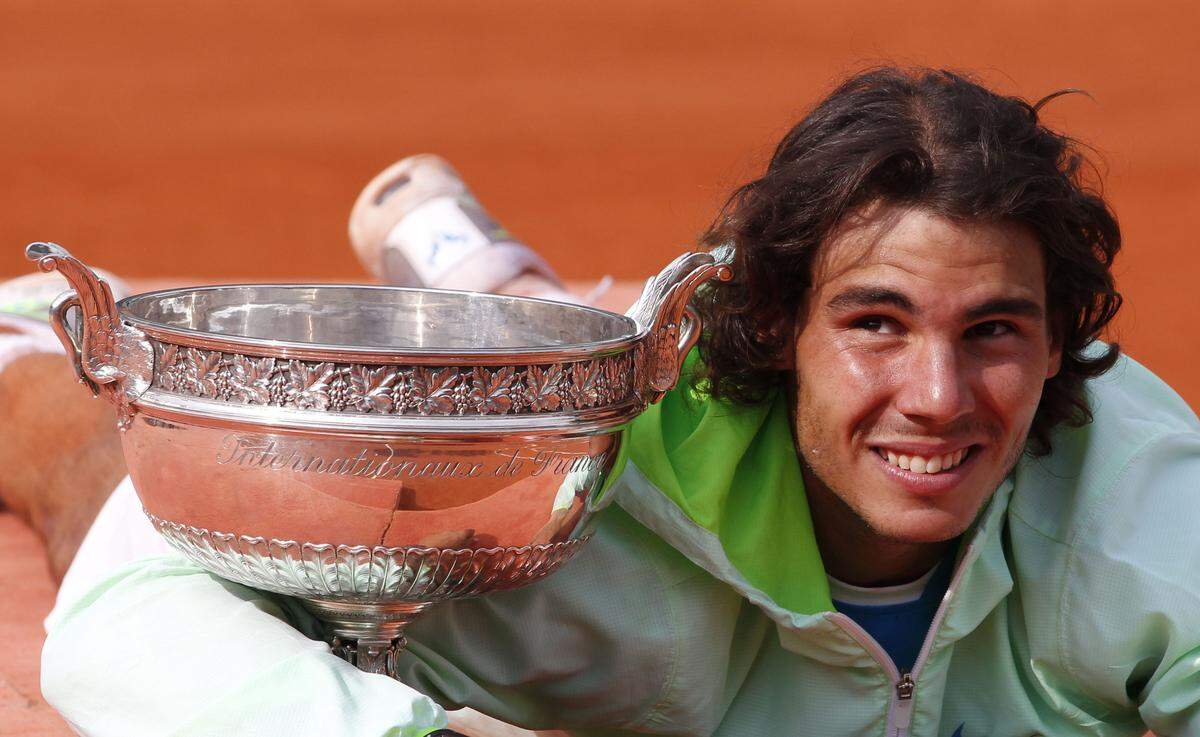 Ein Jahr später schlägt Nadal eindrucksvoll zurück und triumphiert zum fünften Mal in Paris. Er bleibt ohne Satzverlust und nimmt im Endspiel Revanche an Söderling (6:4, 6:2, 6:4). 