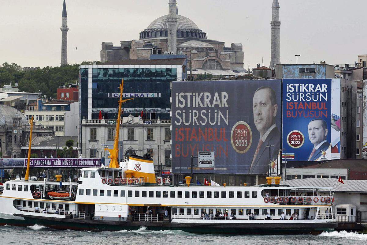 50 Millionen Türken waren am Sonntag dazu aufgerufen, ein neues Parlament zu wählen. Die Regierungspartei AKP (Gerechtigkeits- und Entwicklungspartei) von Premier Recep Tayyip Erdogan siegte wie erwartet deutlich. Die angestrebte Zwei-Drittel-Mehrheit im Parlament verfehlte sie jedoch.