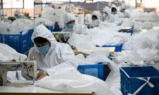 Abstand halten und Maske tragen – so wird in China gearbeitet.