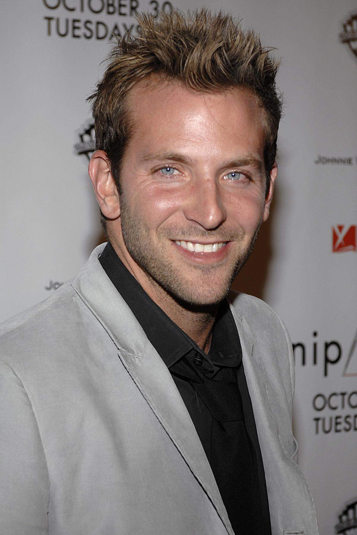Mit blonden Strähnchen präsentierte sich Bradley Cooper 2007 bei der Premiere der Serie "Nip/Tuck" in Hollywood. Er wirkte in sechs Episoden der TV-Serie mit.