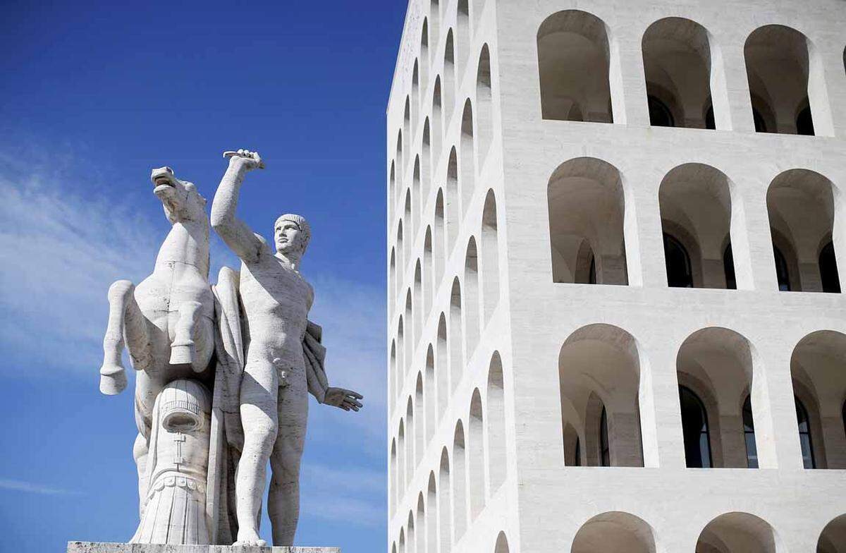 Das "Quadratische Kolosseum", das Mussolini "Palast der Zivilisation der Arbeit" genannt hatte, will mit seinen 216 Bögen auf das berühmte Kolosseum Roms anspielen. Um das sechsstöckige Gebäude und in den Bögen in der unteren Etage stehen Marmorstatuen in typisch faschistischem Stil. Die Statuen in den Bögen sind allegorische Abbildungen verschiedener Berufe und Industrien. Die Statuen um das "Quadratische Kolosseum" stellen die Dioskuren dar.
