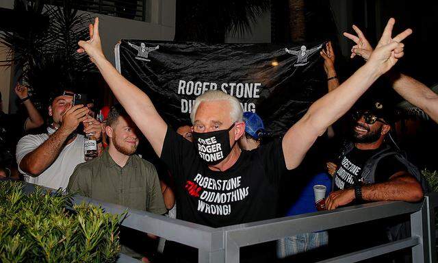 Roger Stone feiert in Fort Lauderdale in Florida mit Anhängern die Entscheidung des US-Präsidenten, ihm seine Gefängnisstrafe zu erlassen.