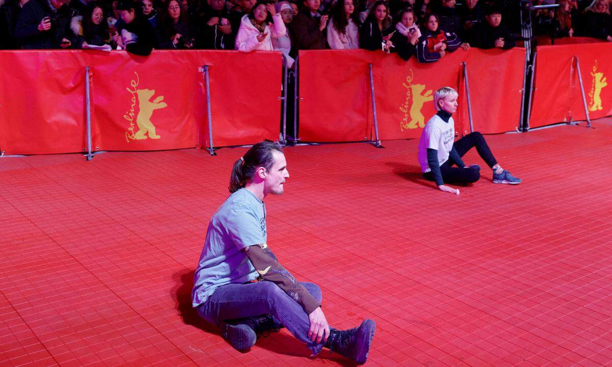 Demonstriert wurde in Berlin auch. Eine Aktivistin und ein Aktivist der Klimagruppe "Letzte Generation" klebte sich am Rande des roten Teppichs der Berlinale fest. 