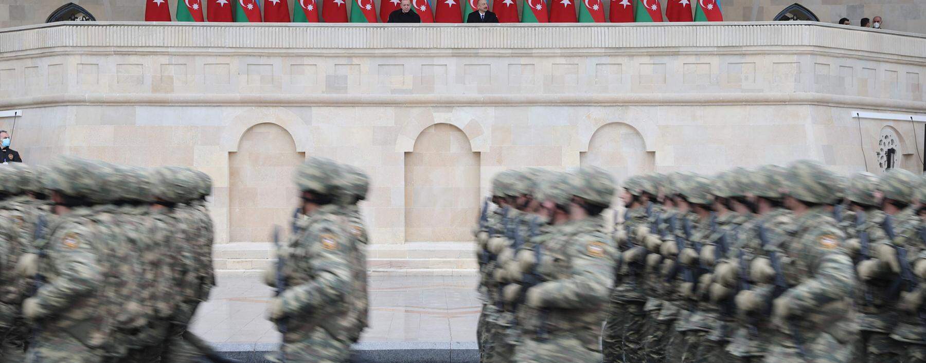 Parade in Baku. Vor dem türkischen Präsidenten Erdoğan und Aserbaidschans Staatschef Alijew marschieren Soldaten auf.