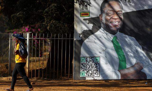 Simbabwes autokratischer Staatschef Emmerson Mnangagwa ist auf den größten Wahlplakaten abgebildet. 
