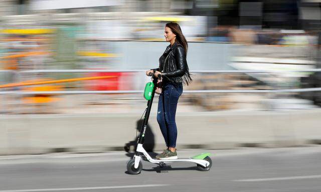 ÖAMTC und VCÖ fordern klare Regel für E-Scooter in der Straßenverkehrsordnung.