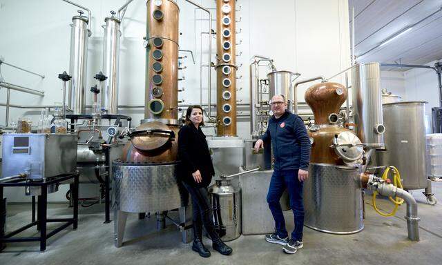 Doris und Josef Farthofer in der Destillerie.