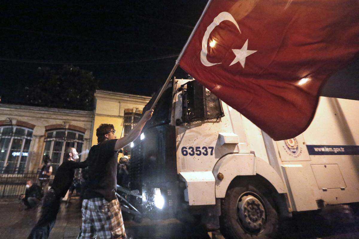 Die Besetzer des Gezi-Parks und des Taksim-Platzes hatten am Samstag trotz einiger Zugeständnisse der Regierung eine Fortsetzung ihrer Proteste angekündigt.