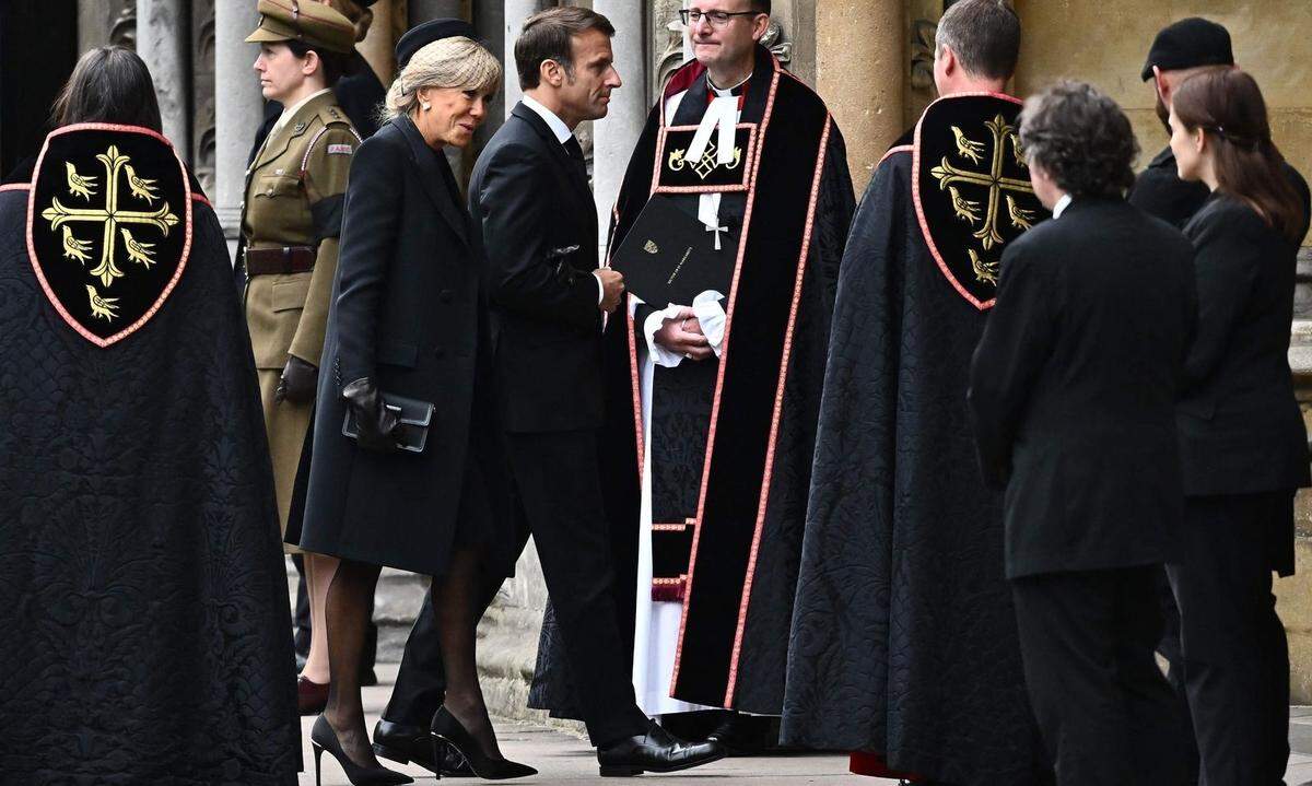 Der französische Präsident Emmanuel Macron und seine Frau Brigitte Macron sind in der Westminster Abbey eingetroffen.