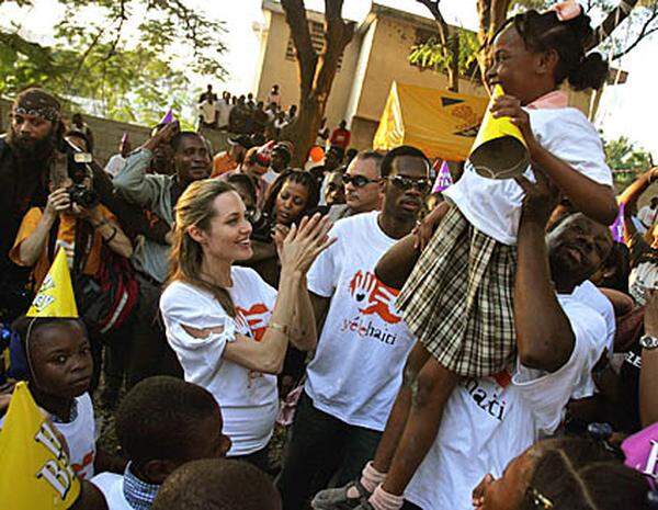 Ursprünglich hatte der Musiker die Organisation gegründet, um Projekte zur Verbesserung der Lebensbedingungen in Haiti zu fördern. Unterstützung bekam er dabei schon 2006 vom Schauspielerpaar Angelina Jolie (im Bild) und Brad Pitt, die Jean in Haiti besuchten. 