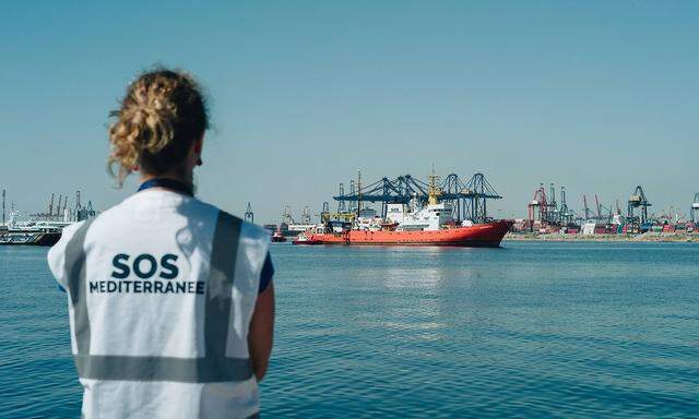 Welcoming the boat of SOSMED the Aquarius 17 06 2018 Spain Valencia Spain The boat Aqua