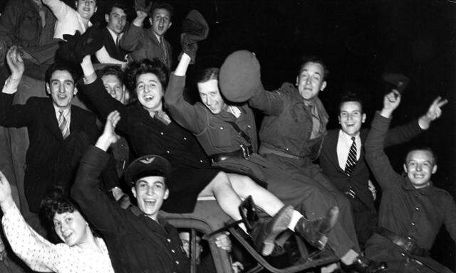 Britische und franzoesische Soldaten feiern das Ende des Zweiten Weltkriegs Paris France 8 mai 19