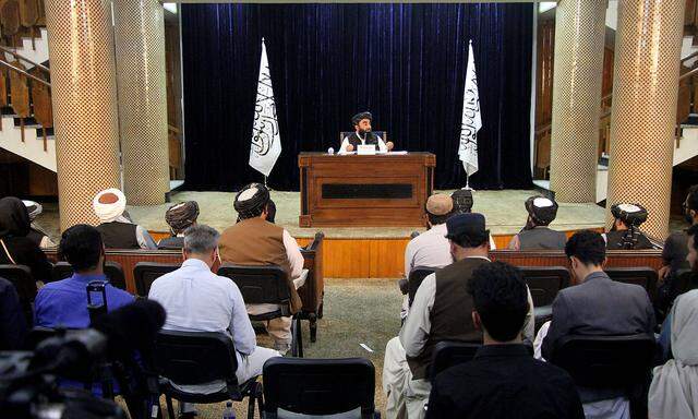 Talibansprecher Zabihullah Mujahid stellte die neue Regierung in Kabul vor.