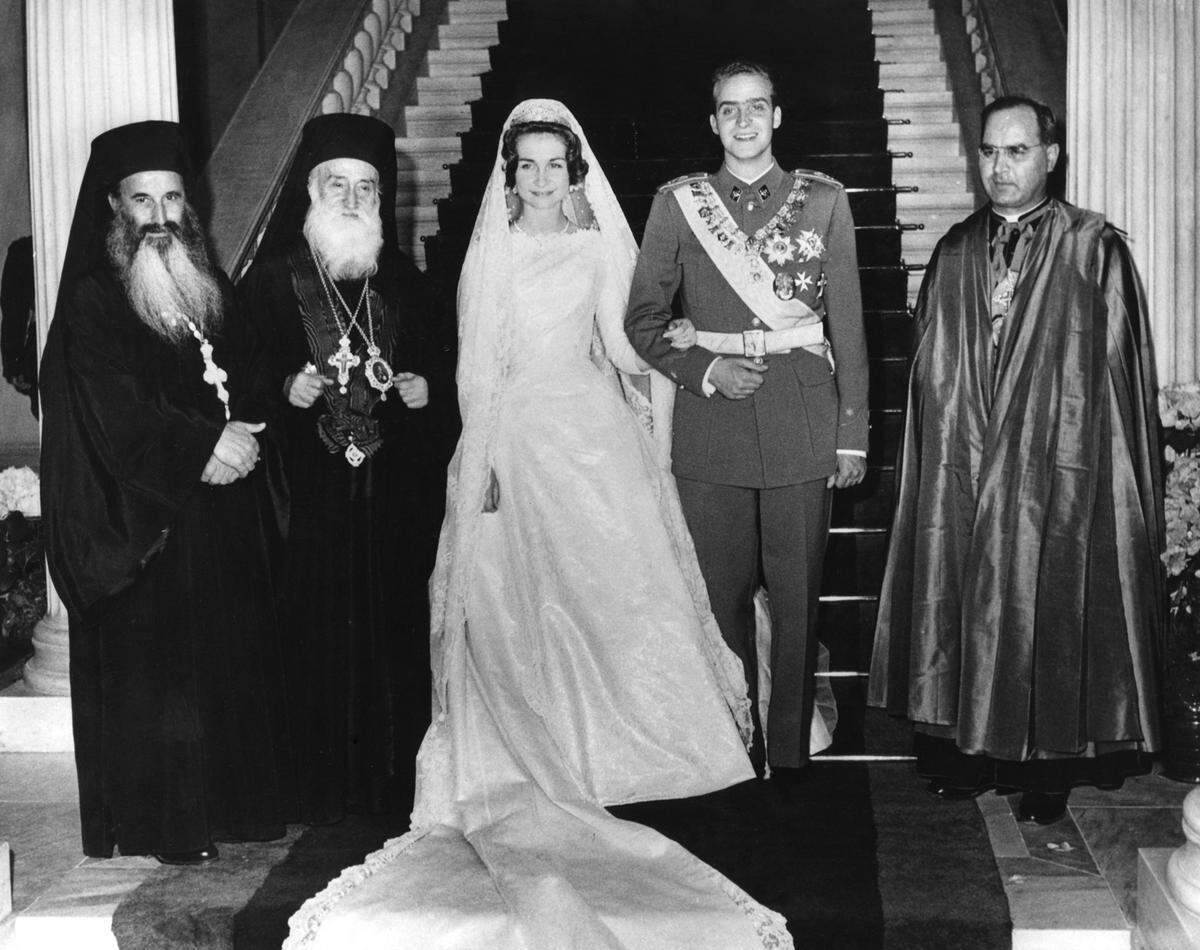Don Juan Carlos von Spanien und Prinzessin Sofia von Griechenland und Dänemark gaben einander 1962 das Ja-Wort. Die Braut trug ein Kleid mit einem langen Schleier von Jean Desses.