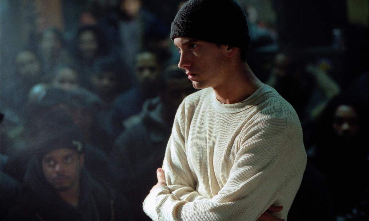Der semmelweiße Eminem spielt in „8 Mile“ einen Hobbyrapper namens B-Rabbit, der die Anerkennung der schwarzen Subkultur sucht und in Battle-Raps findet, in denen er mutig seine Schwächen offenbart. Genüsslich suhlt sich Eminem hier im Zauber der frühen, armen Jahre.