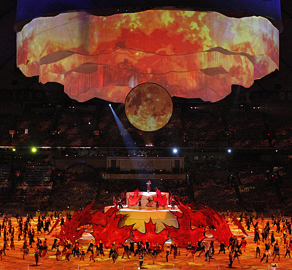 ... fallende bunte Ahornblätter sowie durch ein Kornfeld galoppierende Pferde die Zuseher in aller Welt.