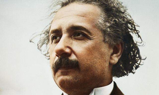 Als Einstein 1915 die allgemeine Relativitätstheorie präsentierte, war er 36 und lebte in Berlin. 