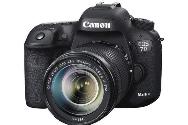 Ambitionierte Fotografen erfreut Canon mit der neuen 7D II. Sie ist eine abgespeckte Version der Profikamera 1Dx, bietet 65-AF-Punkte, zehn Bilder pro Sekunde, einen 20.2-Megapixel-Sensor, ISO bis 16.000 (erweitert 51.200) und Full-HD-Video bis 60 fps. Eine detaillierte Vorschau finden Sie hier. Kosten wird die 7DII 1699 Euro.
