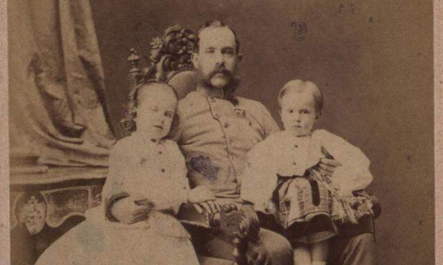 Franz Joseph I und seine Kinder Gisela und Rudolf, fotografiert von Ludwig Angerer