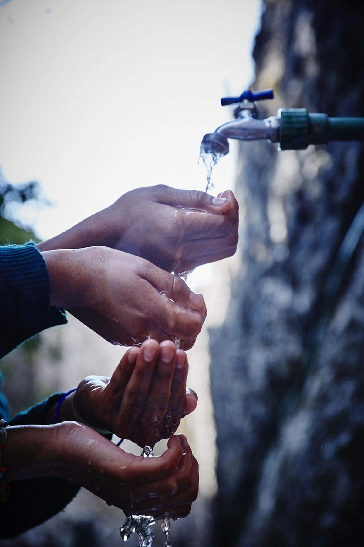 2011 rief Giorgio Armani Fragrances mit Unicef das Projekt Aqua for Life ins Leben um in über 100 Ländern sauberes Trinkwasser und Sanitäranlagen für Kinder zur Verfügung zu stellen. In über fünf Jahren wurden bereits 2.3 Millionen Dollar für das Projekt gesammelt.