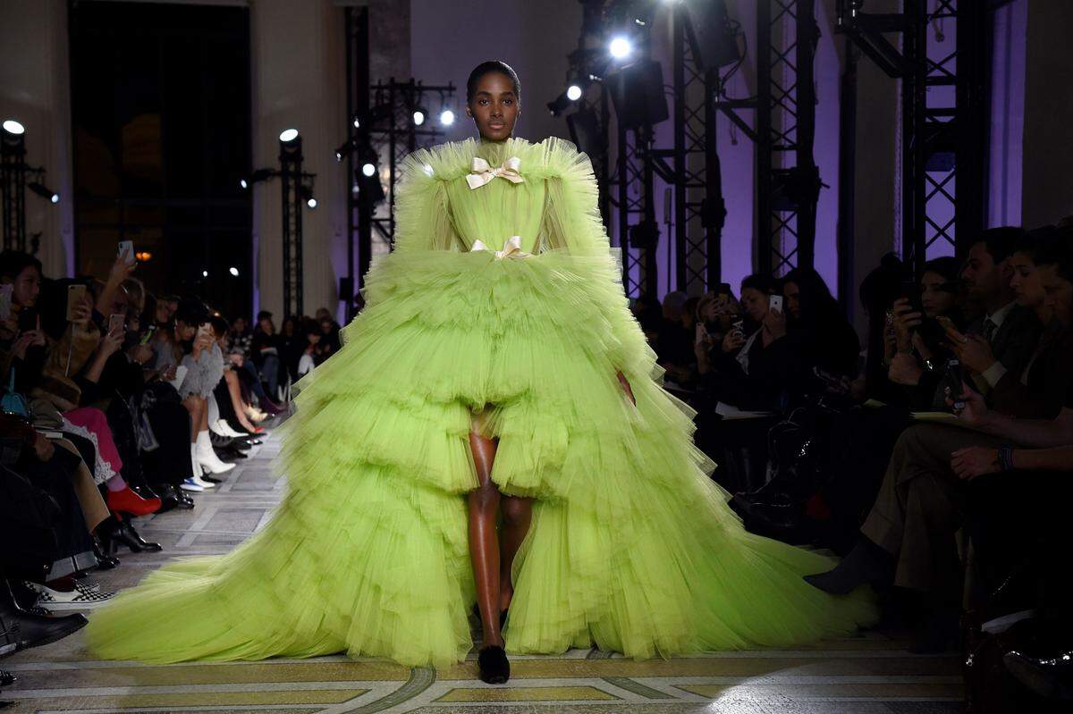 Ein Feuerwerk für die Augen war die Kollektion von Giambattista Valli. Der Designer setzte auf kräftige Farben und Volumen.